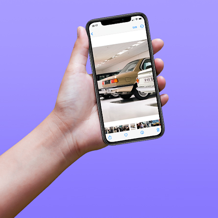 Bild von Oldtimern auf Smartphone