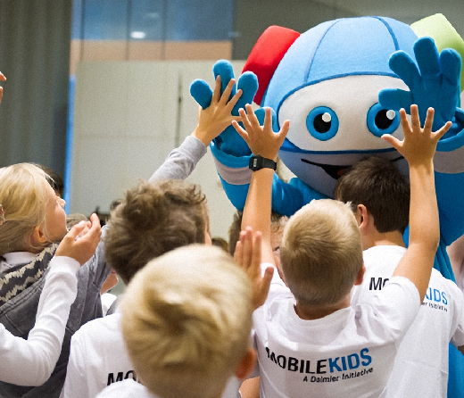 Kinder mit dem Maskottchen von MobileKids