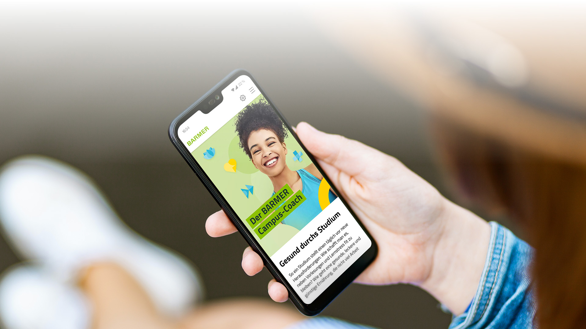 Studierender nutzt die App des BARMER Campus-Coach