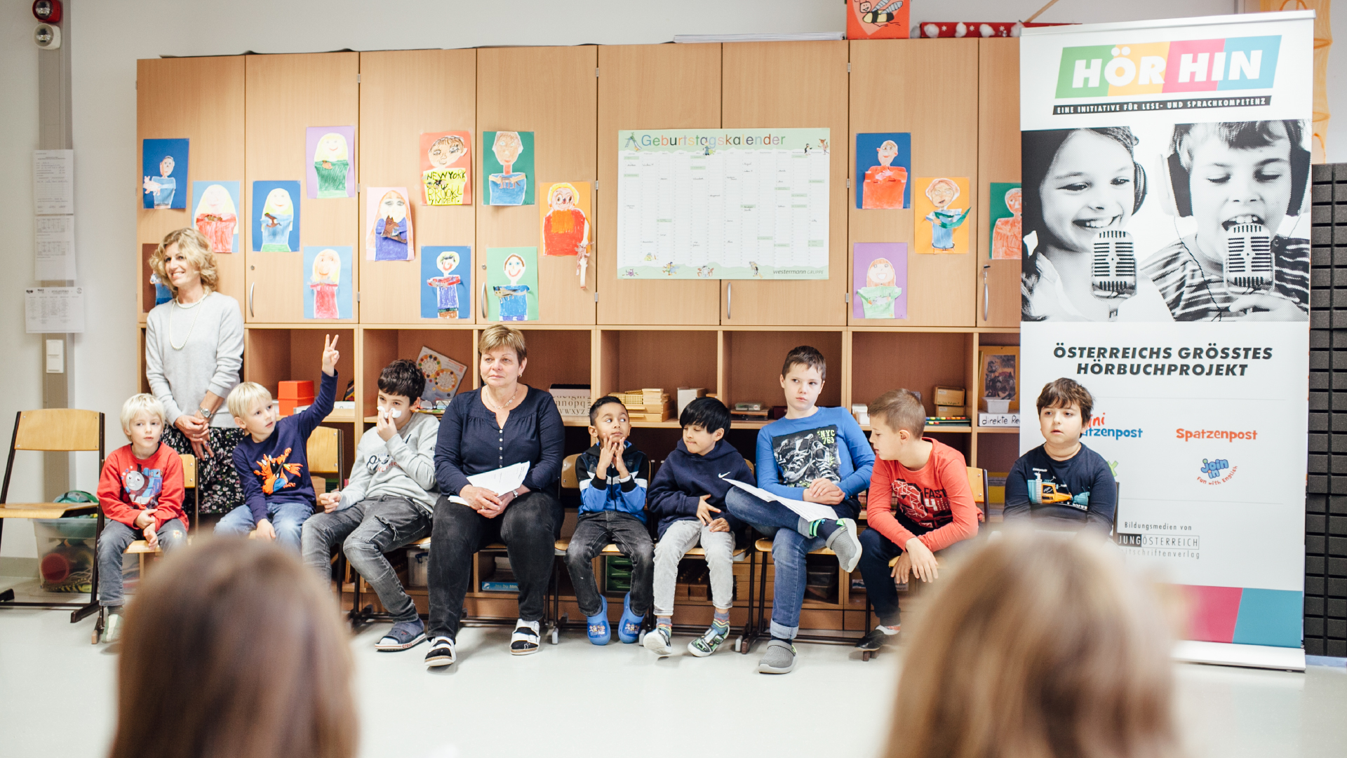 Our educational specialists hold a teaching unit. The children sit on the chairs and listen with curiosity.