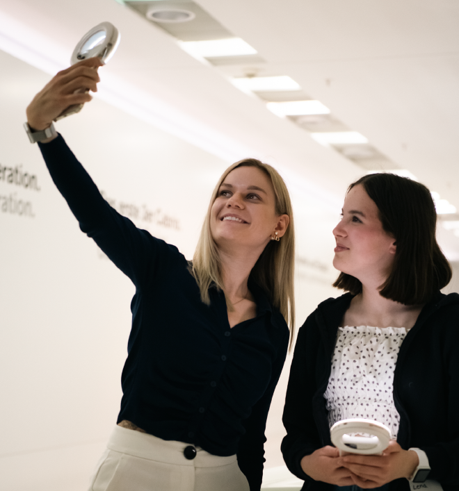 Zwei Junge Frauen machen ein Selfie