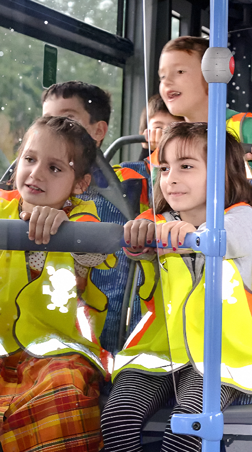 Kinder beim Verkehrssicherheitstraining im Bus