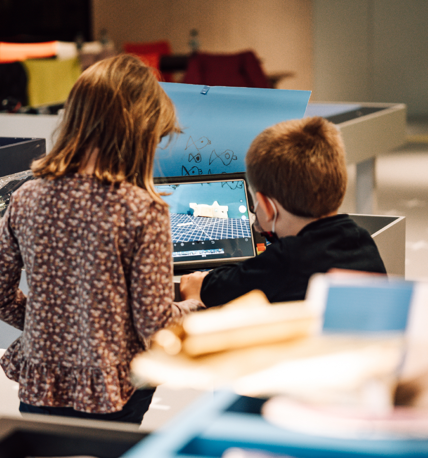 zwei Kinder arbeiten am Laptop