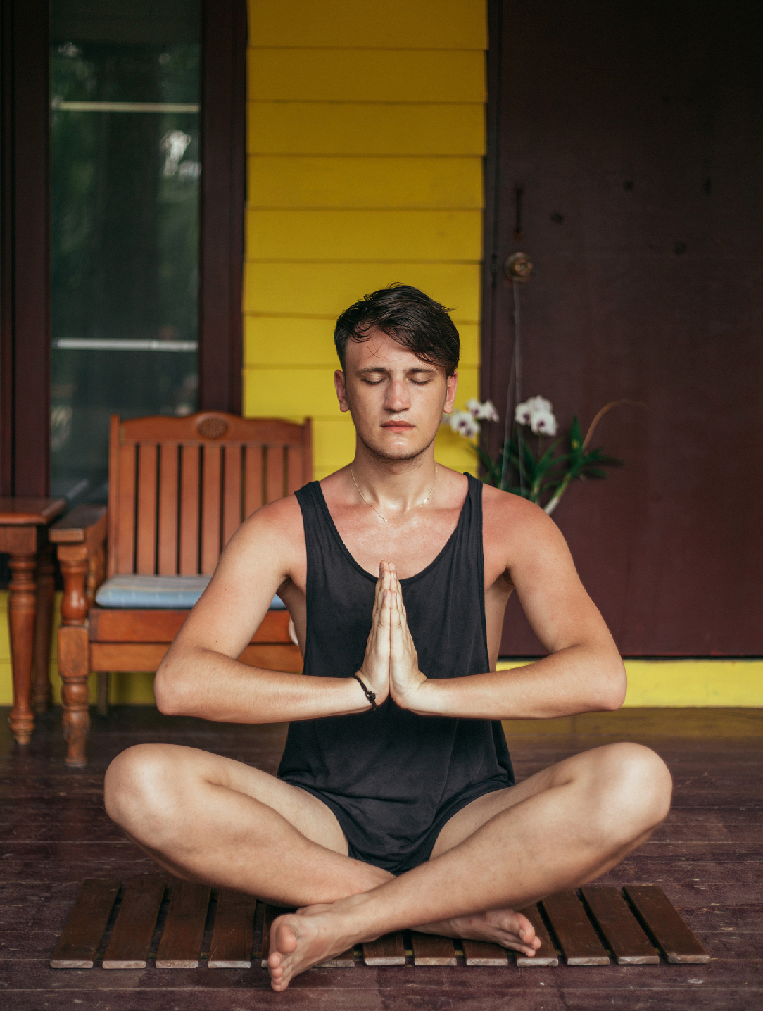 Estudiante meditando.