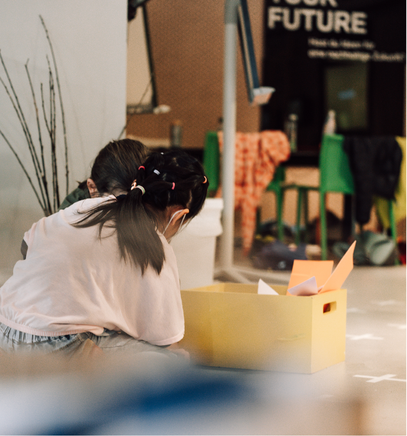 Children solve a task in the workshop at BMW The Campus.