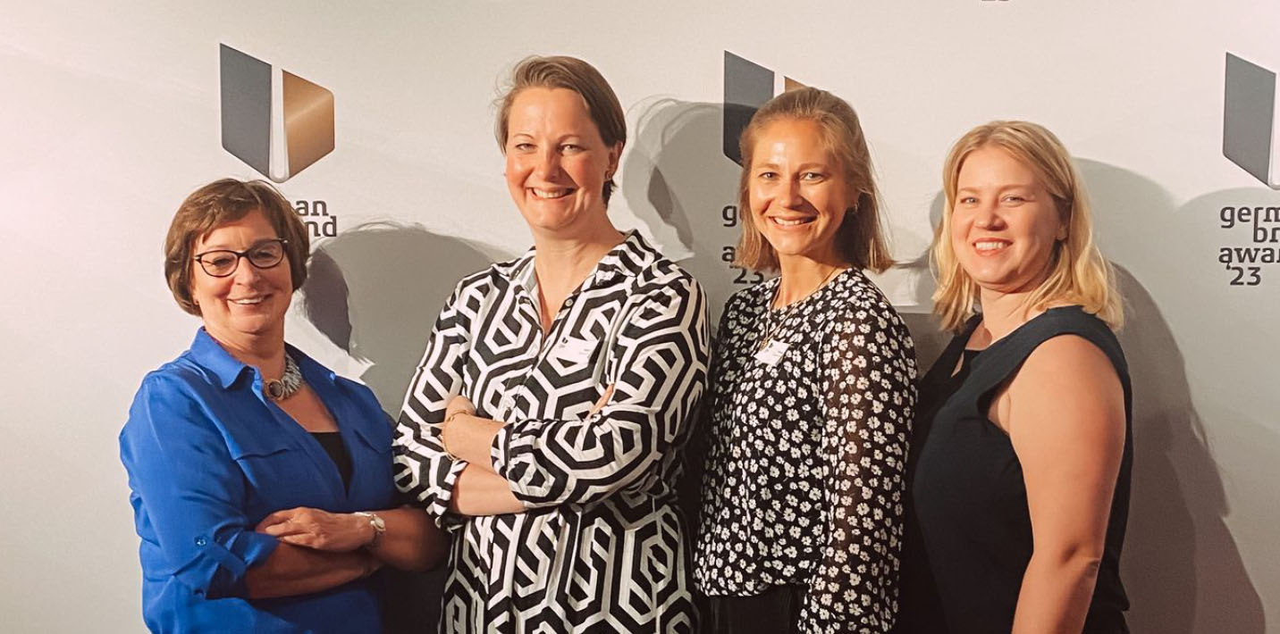 The team (four women) at the "German Brand Award 2023" award ceremony in the category Excellence in Brand Strategy and Creation - Brand Communication - Storytelling & Content Marketing