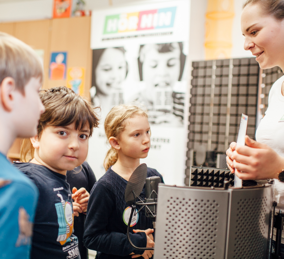 Educational specialist in conversation with students.