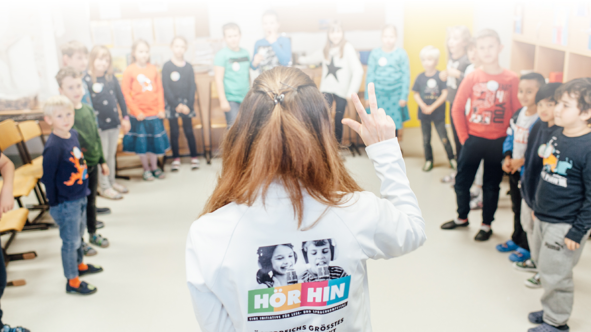 School class recording a HÖR HIN audio book.