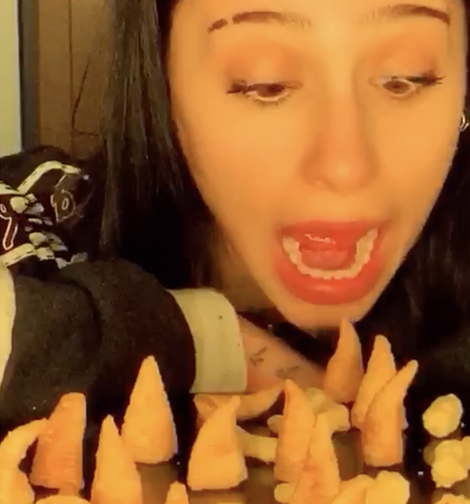 Immagine di copertina del video in cui l'adolescente è felice di mangiare le patatine.