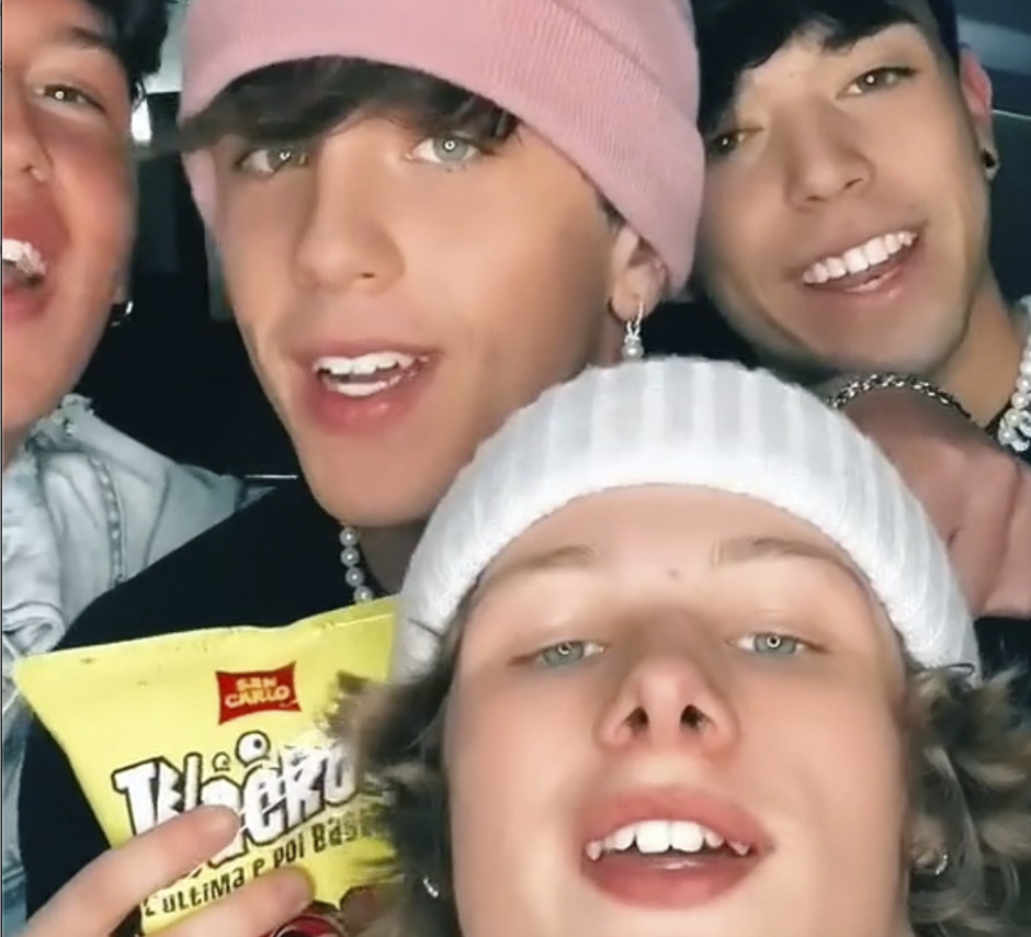Immagine di copertina del video in cui i quattro ragazzi guardano in camera con il sacchetto di patatine San Carlos Wacko's.