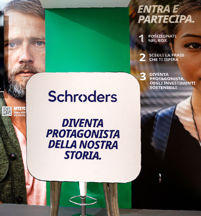 Nell'immagine c'è scritto: "Entra e partecipa: 1. Posizionati nel box, 2. Scegli la frase che ti ispira, 3. Diventa protagonista degli investimenti sostenibili". Sopra, in un fumetto: "Schroders: Diventa protagonista della nostra storia".